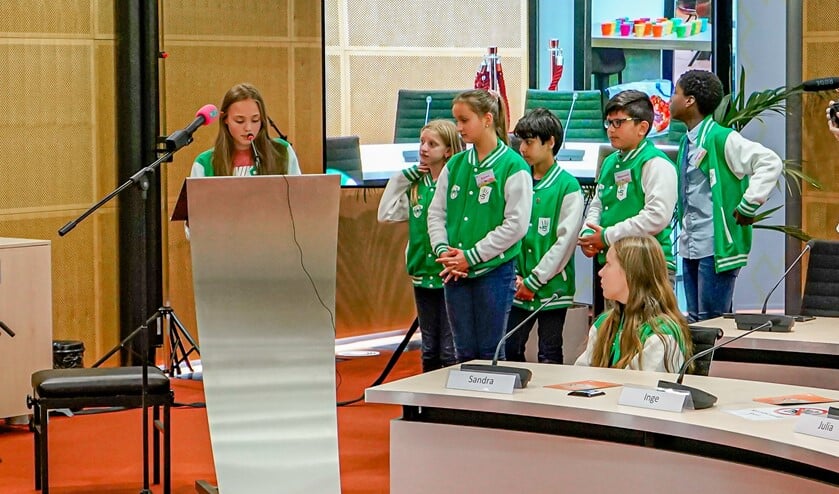 De kinderen deden in groepjes verslag van hun onderzoek.