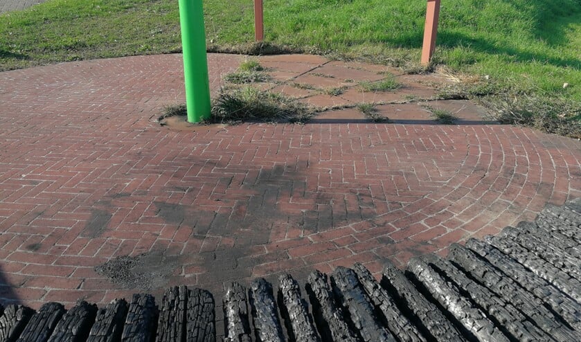 Het verbrande bankje op het toeristen-overstappunt in Ooltgensplaat..