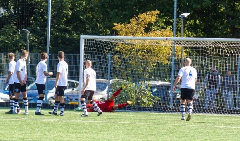 Keeper Johan Kroon brengt redding na een vrije trap van Marciano Ligeon (foto Peter Prins)