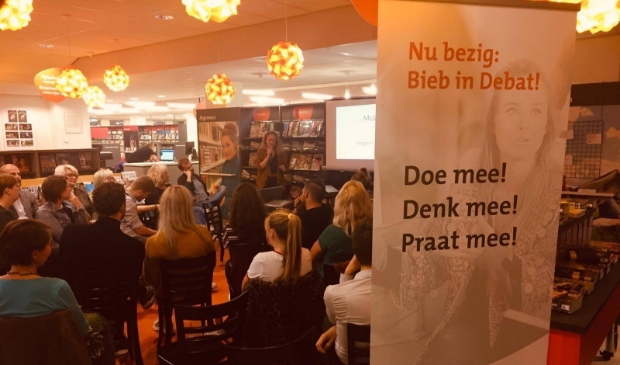 Archief foto van november 2019: Bieb in Debat behandelt elke twee maanden een actueel thema.