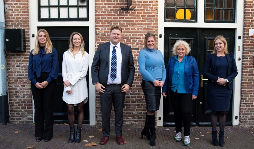 <p>Van links naar rechts: Lisa Witvliet, Romy Asmus, Hans Hueting, José Leliveld (secretaresse), Hetty Elmers, Marieke van Loo </p>