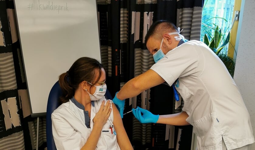 <p><br><em>Longarts Lidia Hoogerbrugge ontvangt de eerste COVID-vaccinatie van SEH-verpleegkundige Marius.</em></p>