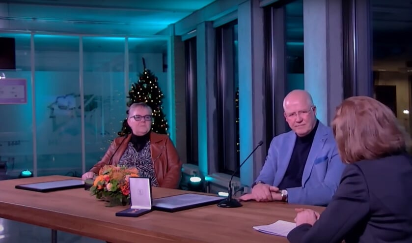 <p>Hellevoeter Henk Bakker in gesprek met burgemeester Junius. Hij verrichtte een heldendaad door een man uit een brandende auto te redden. </p>