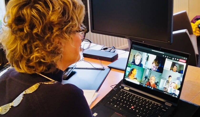 <p>De burgemeester genoot van het onderwijs op afstand en sprak na de les met de juf over de grote uitdaging van de continuering van het leerproces via allerlei digitale leeromgevingen. </p>