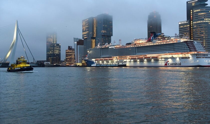Rotterdam 23 december 2020
Eerste LNG-cruiseschip Mardi Grass bunkert in Rotterdam, bunkerschip LNG London
Foto Ries van Wendel de Joode/HBR