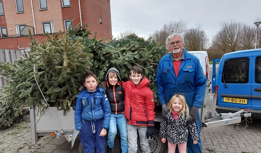 <p>Deze kinderen zamelden maar liefst 112 kerstbomen in met dank aan opa van Orselen voor het rijden met de kar. </p>