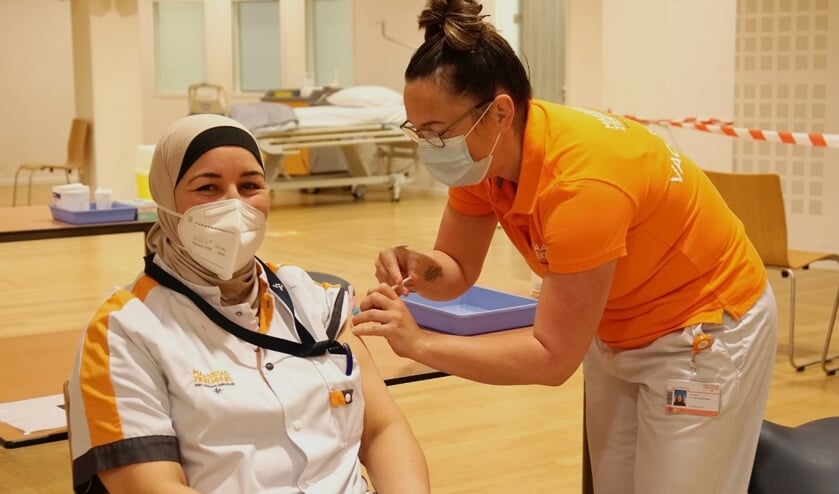 <p><em>IC-verpleegkundige krijgt de eerste vaccinatie in het Maasstad Ziekenhuis</em> </p>