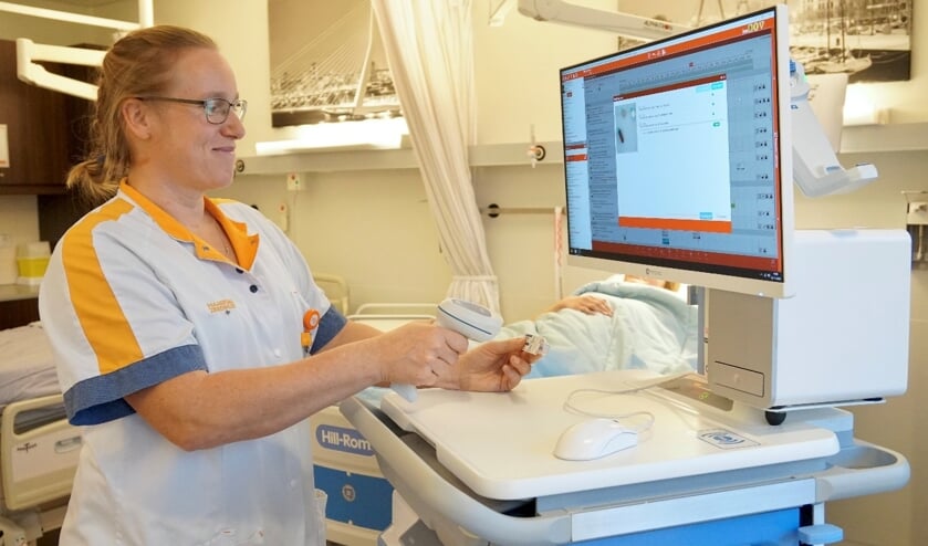 <p>V<em>erpleegkundige controleert de medicatie met het MedEye-systeem</em> </p>