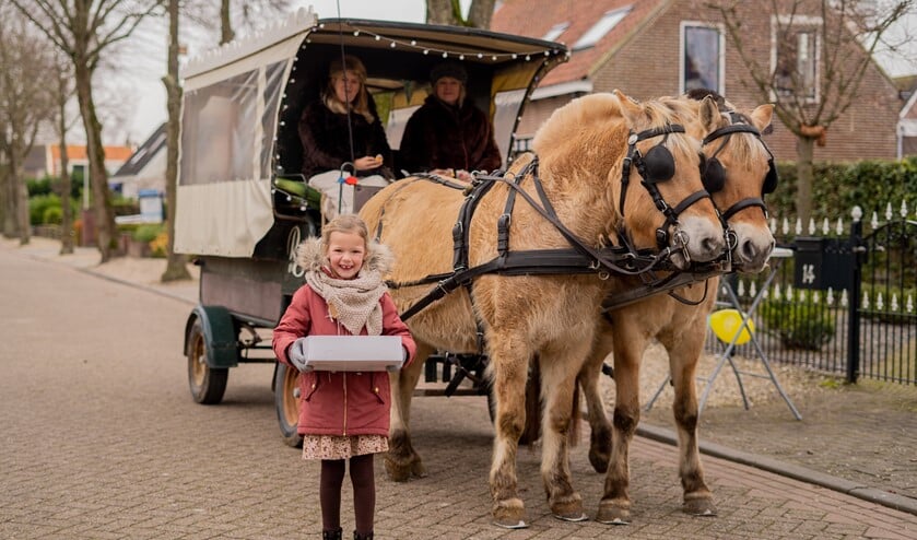 <p>Noa is helemaal verrast als ze de huifkar aan ziet komen. Het is haar geluksdag! Foto: JL-Fotografie</p>