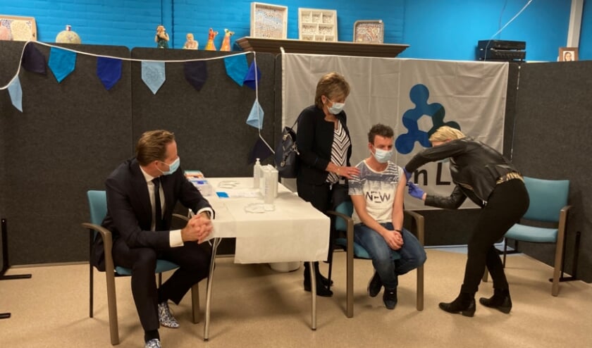 <p>Onde toeziend oog van demissionair minister Hugo de Jonge kreeg Jochem zijn vaccinatie. Foto: (PR)</p>