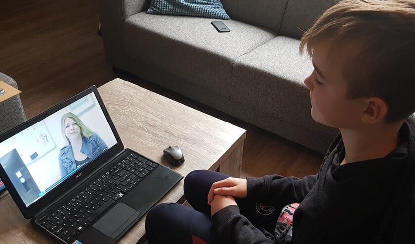 <p>Enthousiaste leerling-reporters leidden de bezoekers rond en zo kon de informatie tóch op een aansprekende manier verteld worden aan leerlingen van groep 7 en 8.</p>