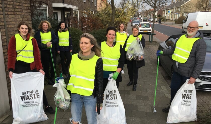 <p>Het team van Roel van der Zwaan kappers uit Wateringen haalde meer dan 21 kilo zwerfvuil van straat. (Foto: PR) </p>