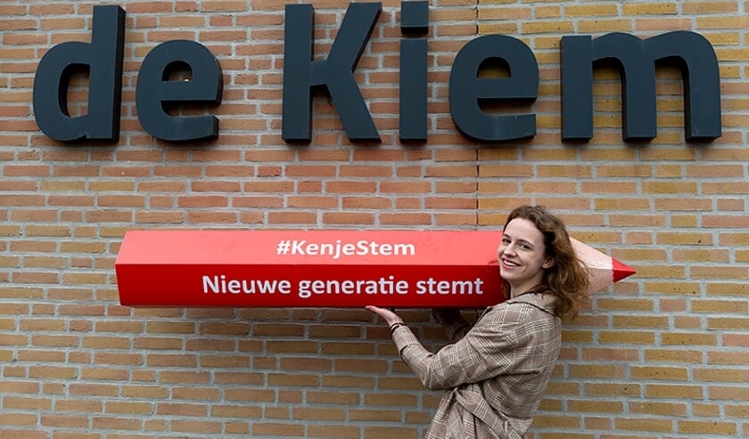 <p>Emma Boellaard met het stempotlood. Tekst: (Esdor van Elten). Foto: (Rijksoverheid/Henriëtte Quest) </p>