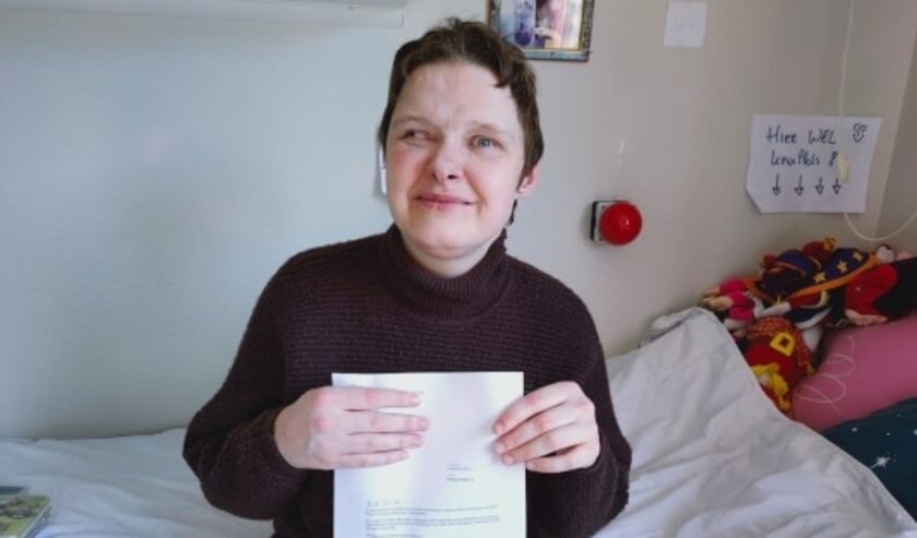 <p>Christa met de brief die zij van de koning kreeg. Foto: (PR/'s Heeren Loo ) </p>