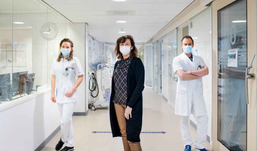 <p>IC-verpleegkundige Jessy van Beelen, hoofd IC Betty Kalkman en cardioloog-intensivist Marco Knook. <br>(Foto: PR/Frank van der Burg)</p>