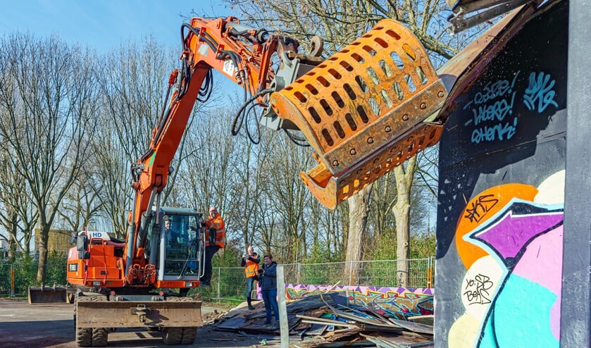 <p>Met een beetje hulp van de machinist ging de laatste halfpipe eraan. </p>