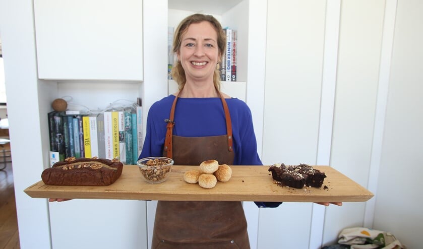 <p>Sanne bakt haar eigen brood op de plank. </p>