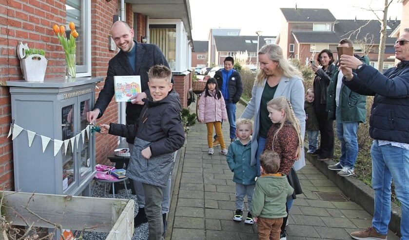 <p>Met deskundige hulp uit de buurt opende wethouder Wouter Struijk de Minibieb Maaswijk. </p>