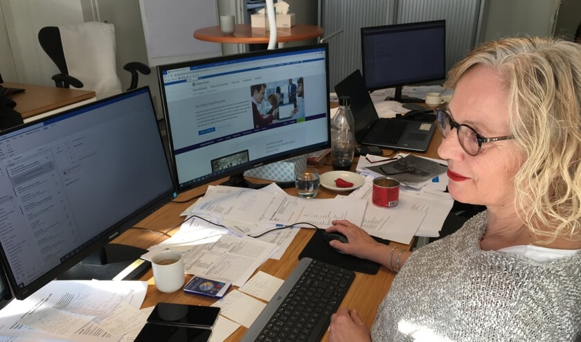 <p>Dini heeft net aanvraag van voor gitaarles Henk goedgekeurd. (Foto: PR) </p>