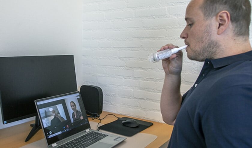 <p>Levi van den Berg geeft online uitleg aan een patiënt. </p>