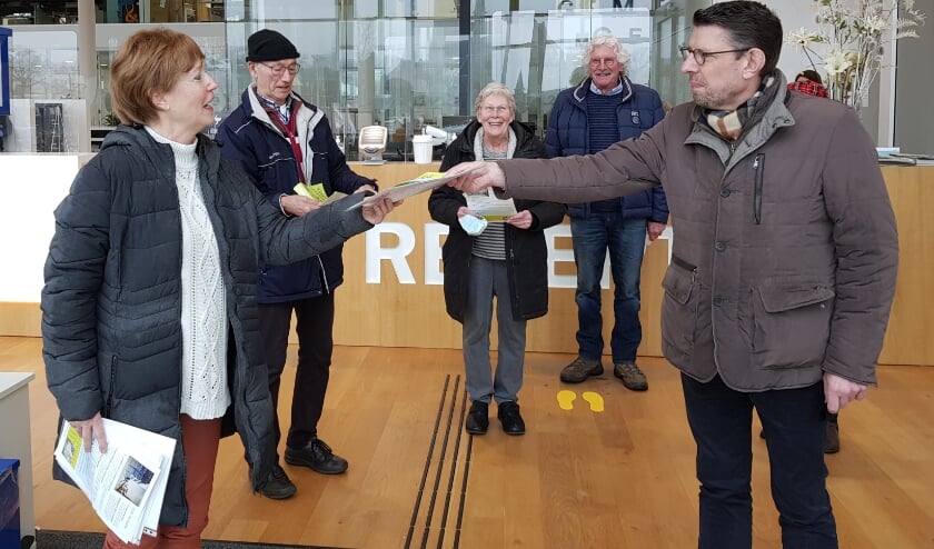 <p>Burgemeester Arends nam de petitie in ontvangst. Foto: (PR)</p>