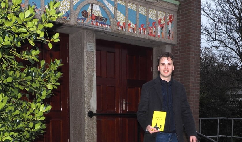 <p>Thomas de Zeeuw poserend voor de Dorpskerk in Maasdijk. Foto: (PR)</p>
