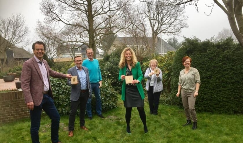 <p>Vertegenwoordigers van de drie Rotaryclubs met hospice-contract; in het midden achterin Beukenrode-voorzitter Henk Salome. Foto: (PR)</p>