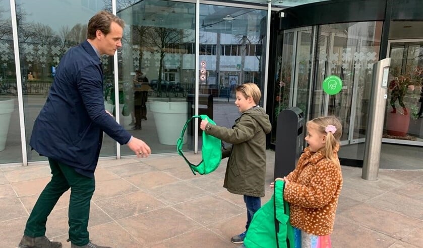 Anne en Bram nemen hun prijs in ontvangst.