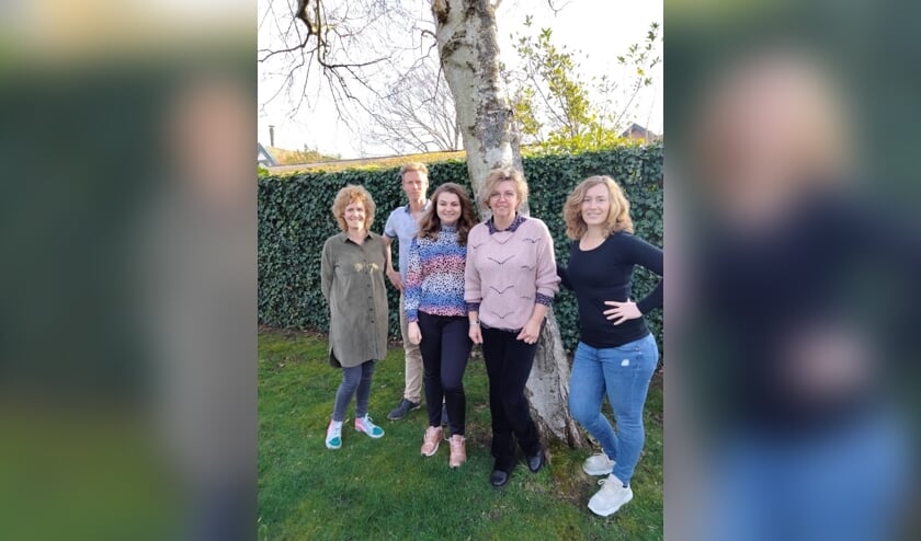 <p>Kapper Jasper met vier van zijn medewerkers: Katinka, Anganita, Gina en Rozanne (Samantha was afwezig en staat niet op de foto)</p>