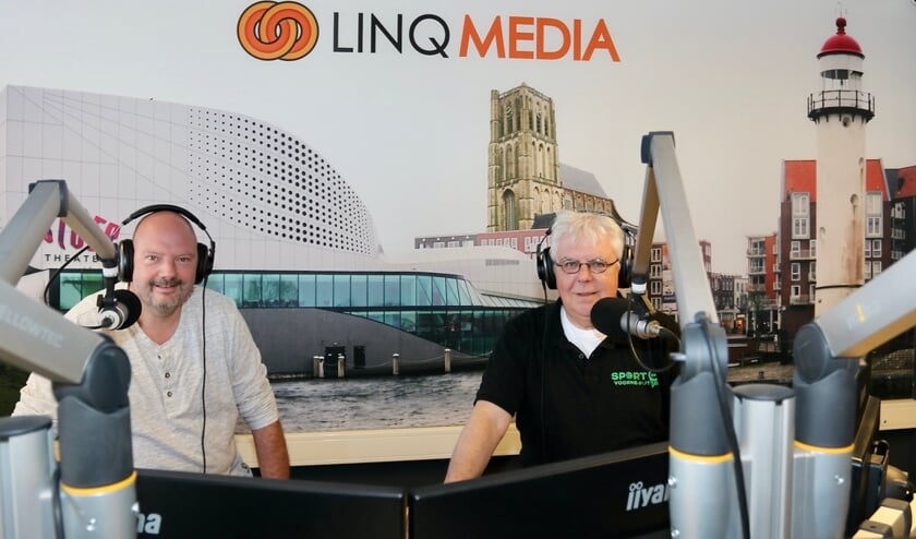 <p>Marcel van den Nieuwendijk (links) en Jack Holten presenteren elke zaterdagmiddag van 14.00 tot 17.00 uur op LINQ Media FM het sportprogramma Sport op Voorne-Putten. Foto Theo van Kralingen.</p>
