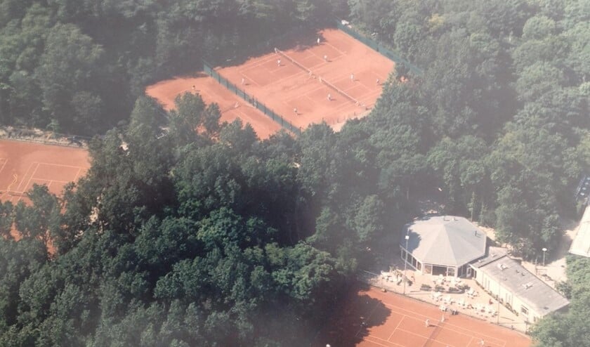 <p>Het prachtige tennispark is gelegen in de duinen aan de 1e Slag in Rockanje </p>