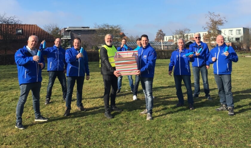 <p>De delegantie van Oranjecomite De Lier kreeg ''t vat' overhandigd. (Foto: PR) </p>