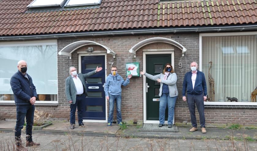 <p>Op de foto van links naar rechts: Henk de Jong, Rob van Dullink (Rotaryclub Hellevoetsluis), Menno van Koetsveld (beheerder AED), Tineke Barendregt en Joop Reichardt (St.AED-Hulpverlener.nl) </p><p><br></p>