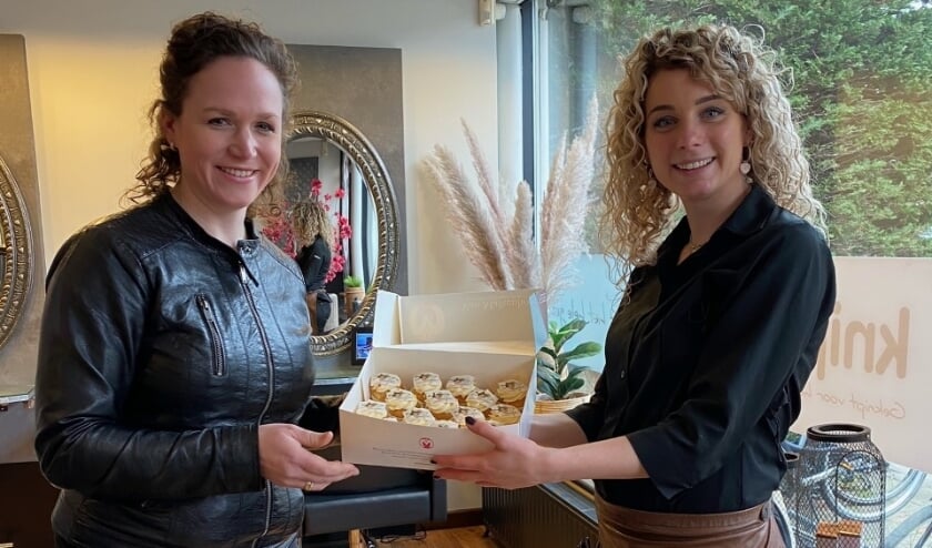 <p>Westlandse kappers werden woensdag getrakteerd op cupcakes van Bakkerij Van Malkenhorst. Foto: (PR)</p>