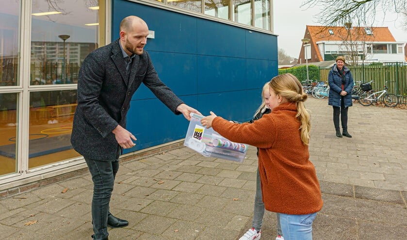 <p>Leerlingen van De Rank nemen de leskist in ontvangst. </p>