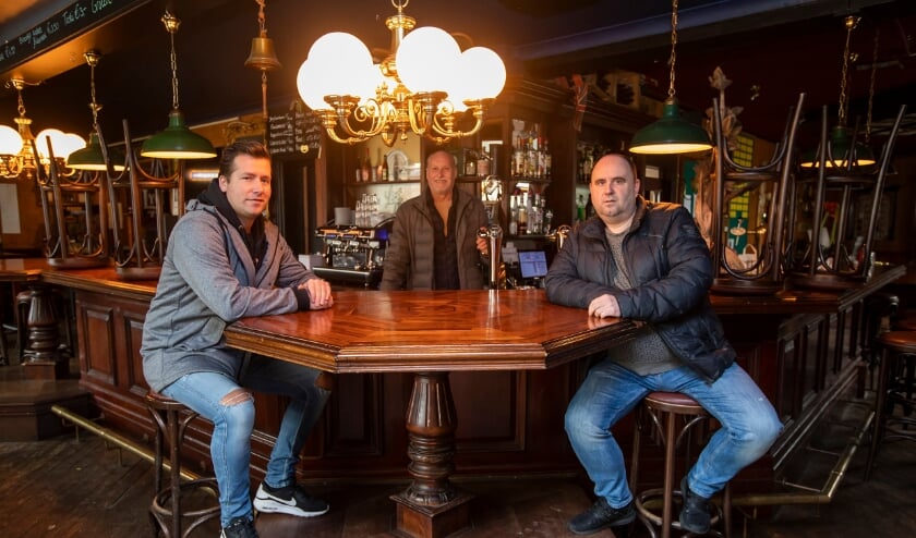 <p>Ed Zwirs, Jan van Staalduinen en Danny de Quaasteniet bij Café 't Hof. Foto: (Thierry Schut)</p>