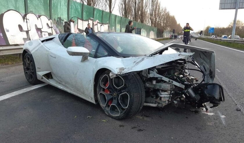 <p>De Lamborghini raakte flink beschadigd bij de botsing tegen de vangrail. Foto: (Politie)</p>