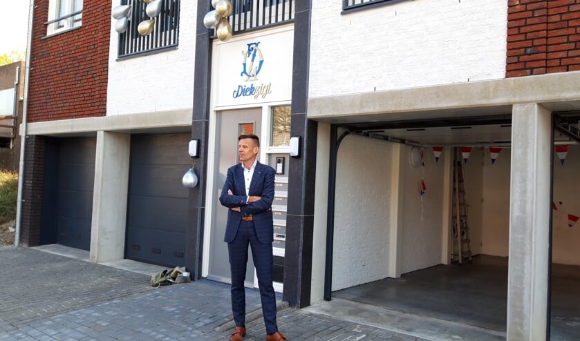 <p>Wethouder Daan Markwat onthulde het logo van de VVE Diekzigt.</p>