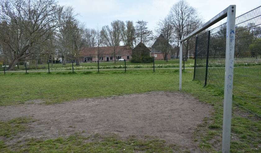 <p>Dag knollenveld en hallo kunstgras. Een metamorfose van het voetbalveldje in het Hofpark in Wateringen is aanstaande. Foto: (WB)</p>