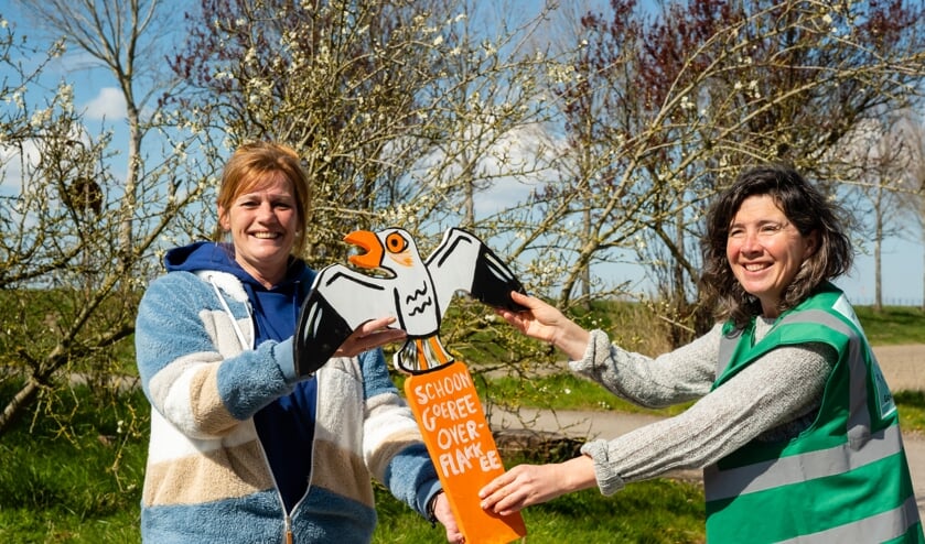 <p>Petra Blokker (l) van Faunapark Flakkee en Karen van Burg van Schoon Goeree-Overflakkee. Foto: Jacquelien Wielaard</p>