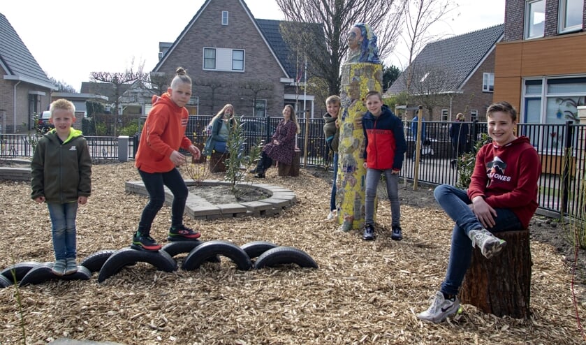 <p>De kinderen uit de buurt kunnen veilig ravotten in hun eigen omgeving. </p>