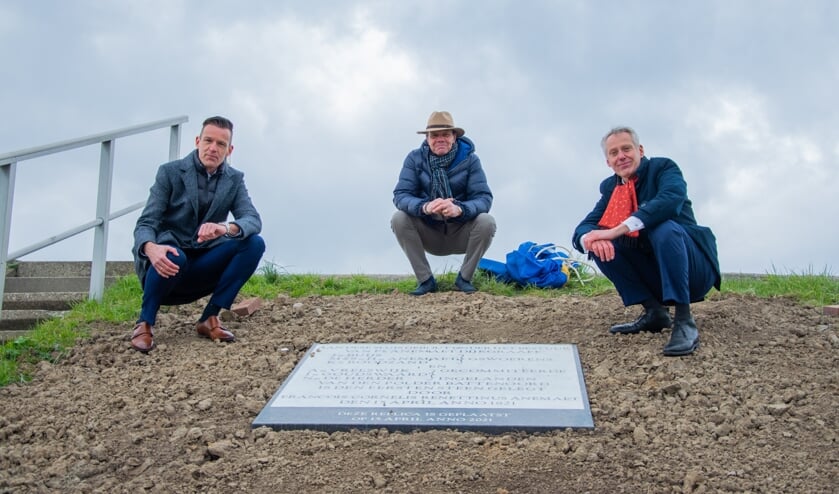 <p>V.l.n.r.: Wethouder Daan Markwat, dorpsraadsecretaris Dick Jonker en dijkgraaf Jan Bonjer onthulden de replica in de dijk van Battenoord. Foto: Sam Fish</p>