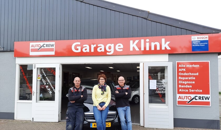 <p>Het kloppende hart van Garage Klink: Gert Boshoven en Jeanette en Adri Kievit.</p>