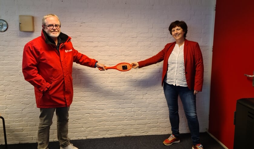 <p>Fractievoorzitter Jaap Willem Eijkenduijn overhandigde coronaproof de jubileumspeld aan Petra 't Hoen</p>