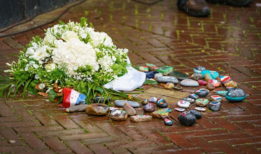 Bij de Stolpersteine liggen naast het bloemstuk van de gemeente een groot aantal zwerfstenen. Het is de bedoeling dat die het verhaal verder gaan verspreiden.