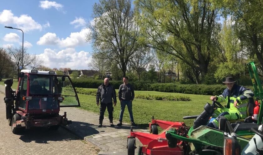 <p>De komende maanden worden met twee maaiploegen alle gazons in Hellevoetsluis gemaaid</p>