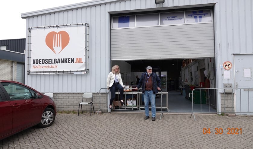 <p>Karin en Jaap hebben het ontzettend druk met hun werk voor de Voedselbank. Er was amper tijd voor een foto want de volgende klanten moesten alweer geholpen worden. </p>