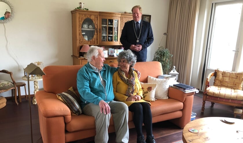 <p>Burgemeester De Jong op bezoek bij het 55-jarig bruidspaar Sondag</p>