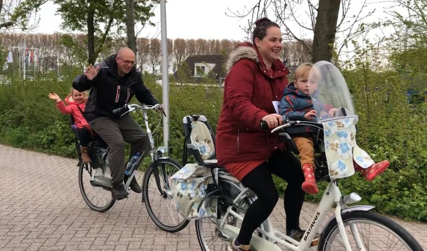 <p>Vol goede moed aan het begin van de fietstocht</p>