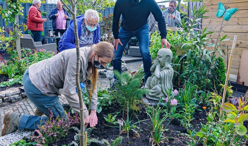 <p>Wethouder Mijnans kijkt toe bij de zoektocht naar sporen.</p>